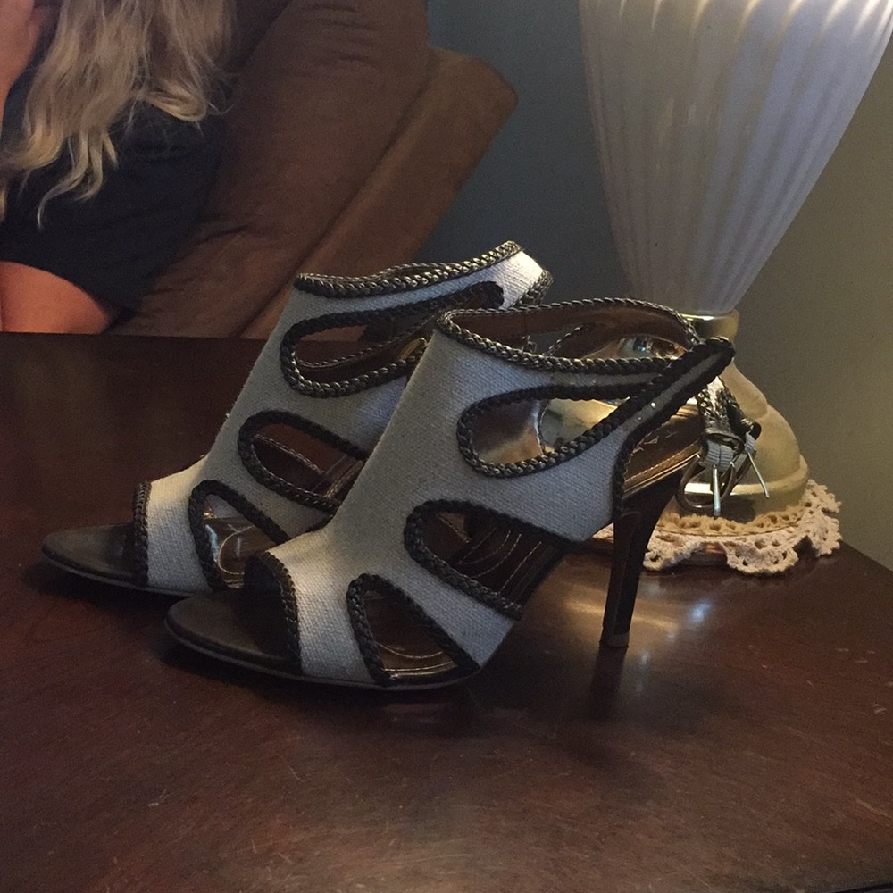 Tahari size 7 beige and brown heels - Picture 2 of 3